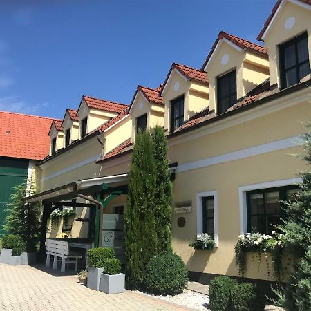 Weingut & Gaestezimmer Edelmann Goettlesbrunn ภายนอก รูปภาพ