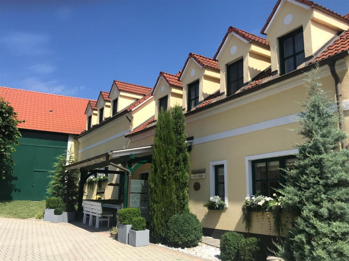 Weingut & Gaestezimmer Edelmann Goettlesbrunn ภายนอก รูปภาพ